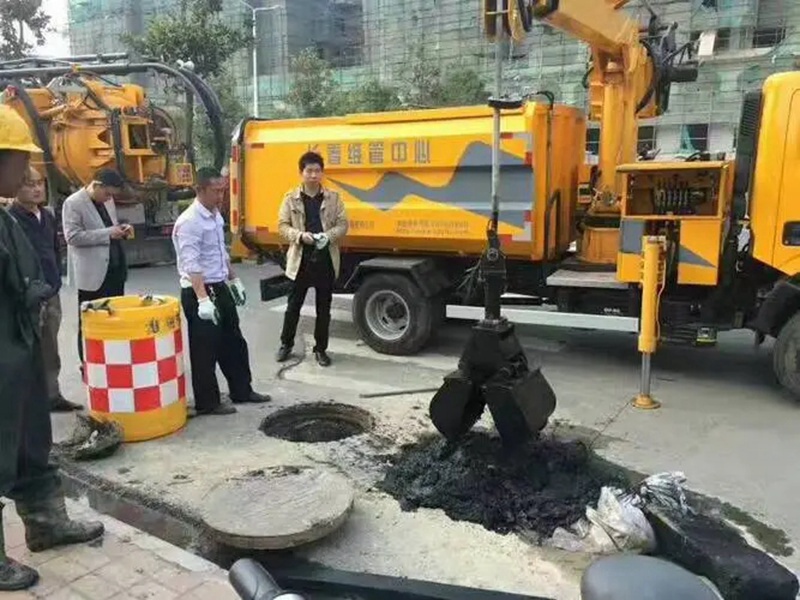 开州街道：网格员化身“清道夫”，为民解忧疏通“堵心”化粪池